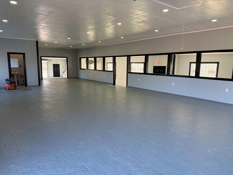 More Photos Of 3926 Church St, Willoughby Warehouse For Lease