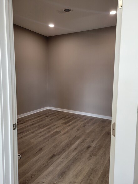 More Photos Of 3895 Pine Grove Ave, Fort Gratiot Office For Lease