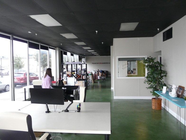 More Photos Of 1016 W Church St, Orlando Showroom For Lease