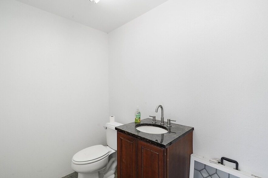 More Photos Of 1262 Commons Ct, Clermont Warehouse For Lease