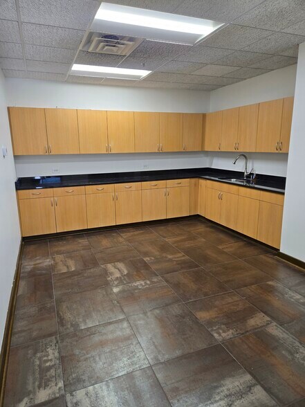 More Photos Of 1175 Corporate Woods Pkwy, Vernon Hills Office Residential For Lease