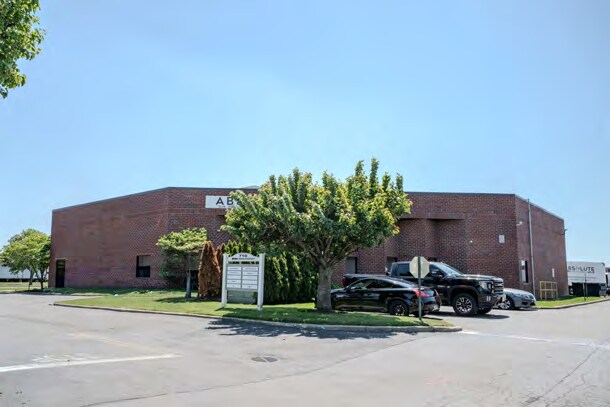 More Photos Of 710 Union Pky, Ronkonkoma Warehouse For Sale