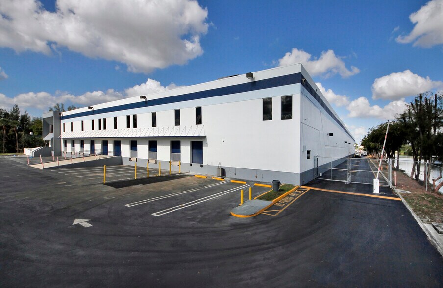 More Photos Of 1900 NW 92nd Ave, Doral Distribution For Lease