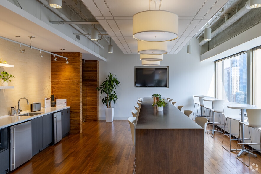 More Photos Of 401 N Michigan Ave, Chicago Office For Lease