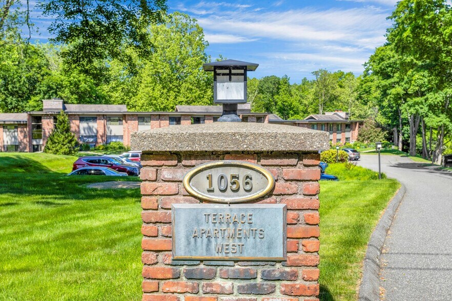 More Photos Of 1038-1056 Main St S, Woodbury Apartments For Sale