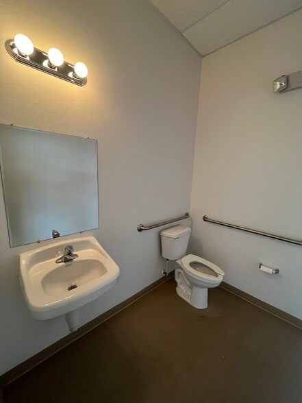 More Photos Of 877 NE 27th Ln, Cape Coral Distribution For Lease