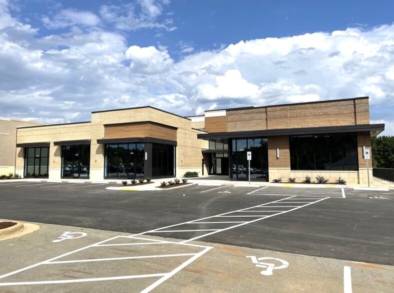 More Photos Of 620 Lakestone Commons Ave, Fuquay-Varina Storefront For Lease