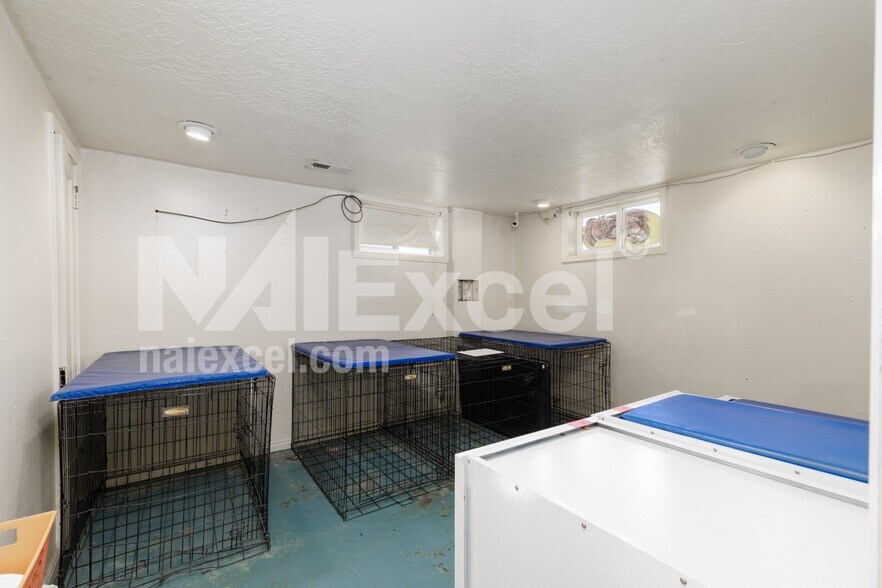 More Photos Of 1545 W State St, Hurricane Veterinarian Kennel For Sale