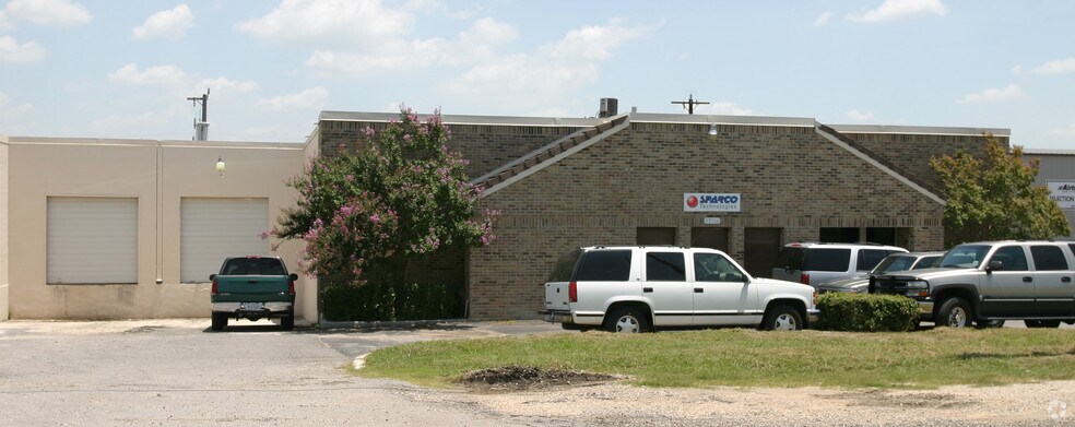 More Photos Of 13726-13730 Lookout Rd, San Antonio Light Distribution For Lease