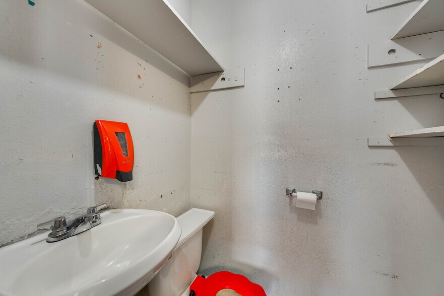 More Photos Of 1005 Austin St, Midland Storefront For Sale