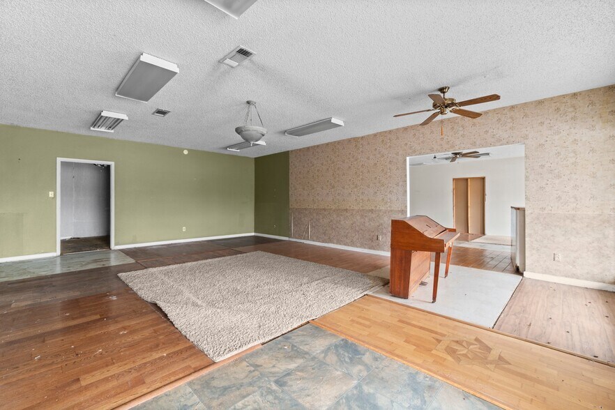 More Photos Of 6738 US Highway 190 E, Livingston Convenience Store For Sale