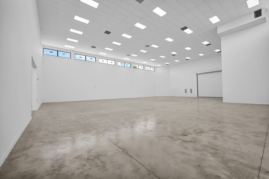 More Photos Of 210 NE 68th St, Miami Warehouse For Sale