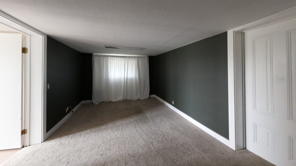 More Photos Of 411 Oak St, Roseville Office For Sale