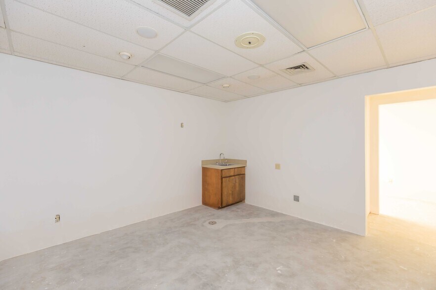 More Photos Of 7308 Fleming Ave, Amarillo Medical For Lease