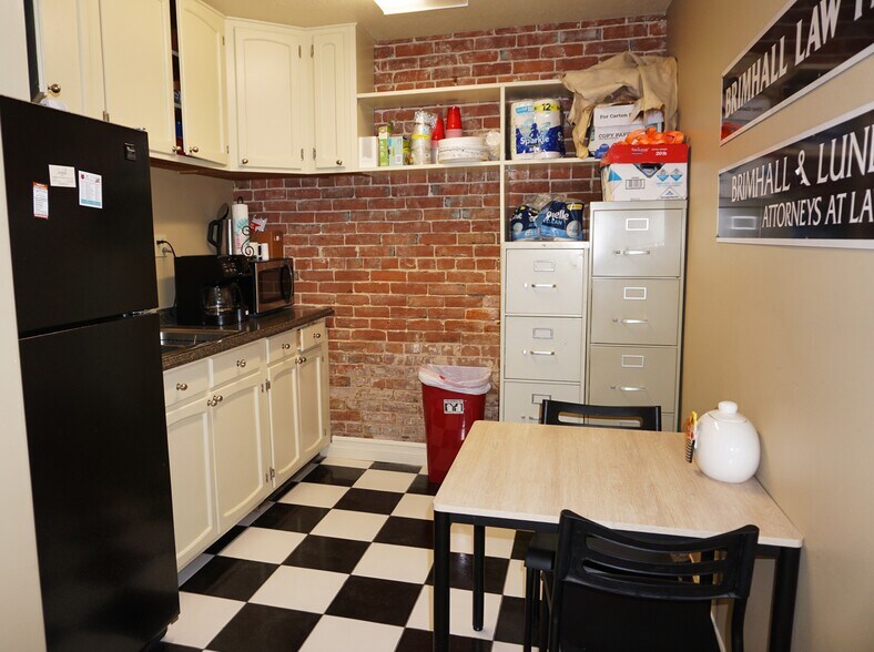 More Photos Of 404 S Main St, Jonesboro Office For Sale