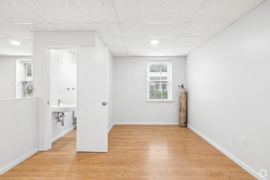 More Photos Of 210 Knickerbocker Rd, Cresskill Medical For Lease