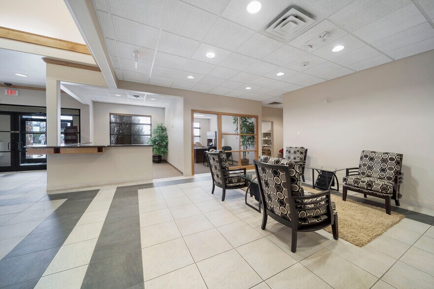 More Photos Of 7447 Riverside Pky, Tulsa Bank For Lease