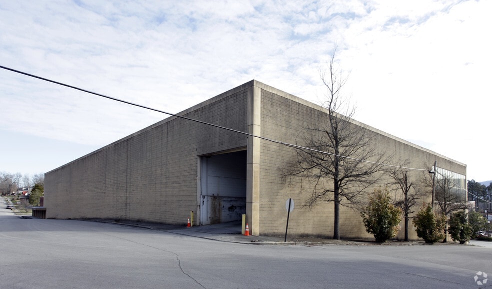 More Photos Of 200 7th St, Etowah Distribution For Lease