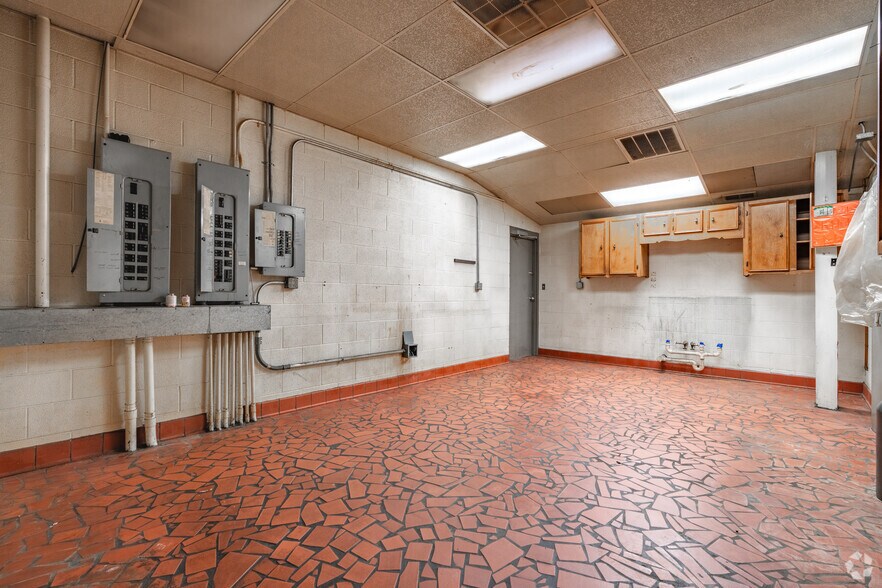 More Photos Of 1911 S Highland Ave, Jackson Service Station For Lease