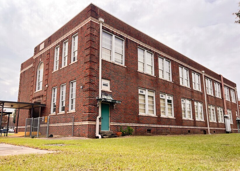 More Photos Of 401 n kerley ave, Oil City Specialty For Sale