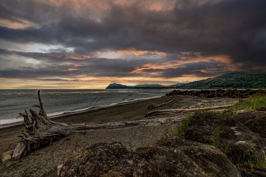 More Photos Of 444 Front St, Sekiu Hotel For Sale