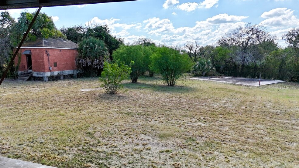 More Photos Of 305 W Houston St, Beeville Warehouse For Sale