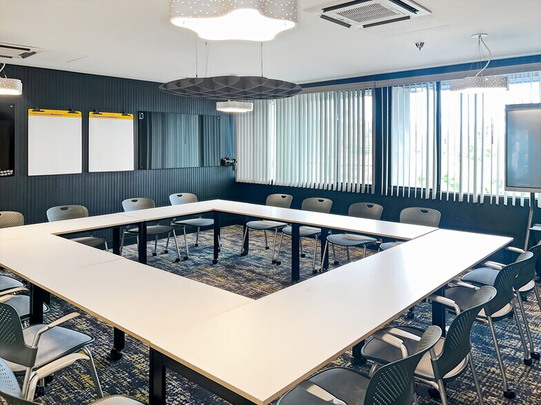 More Photos Of 750 N Palm Canyon Dr, Palm Springs Coworking Space