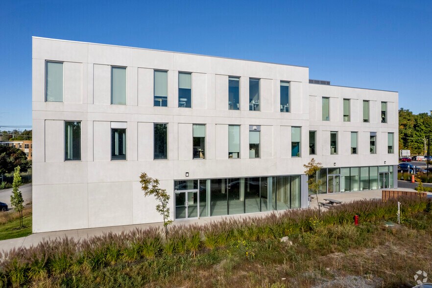 More Photos Of 307 Boul Des Anciens-Combattants, Sainte-anne-de-bellevue Medical For Lease