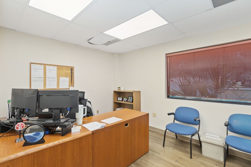 More Photos Of 1076 Florida Central Pky, Longwood Warehouse For Lease