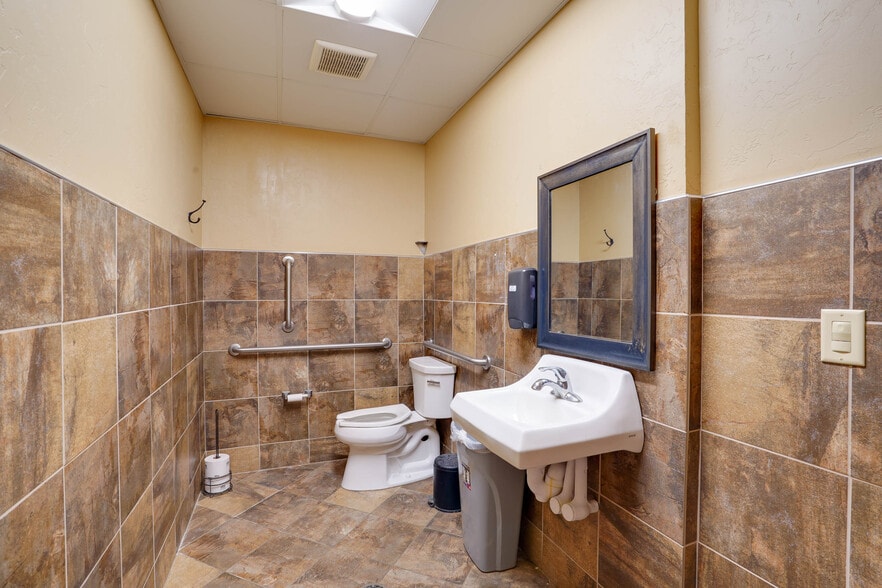 More Photos Of 112 W Maple Ave, Beaver Dam Freestanding For Lease