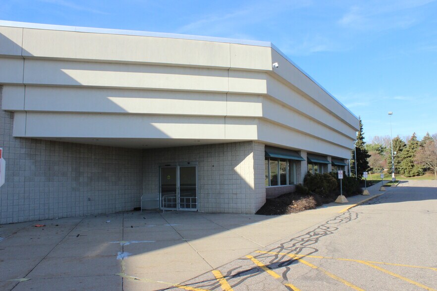 More Photos Of 4325 Breton Rd SE, Grand Rapids Unknown For Lease