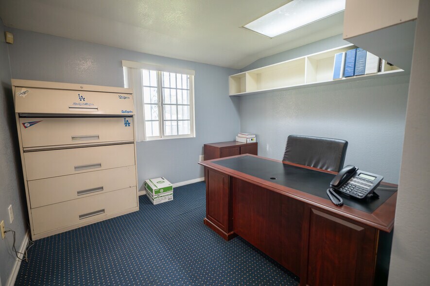 More Photos Of 2023 S Bon View Ave, Ontario Contractor Storage Yard For Sale