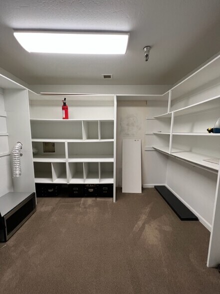 More Photos Of 7631 E Greenway Rd, Scottsdale Warehouse For Lease