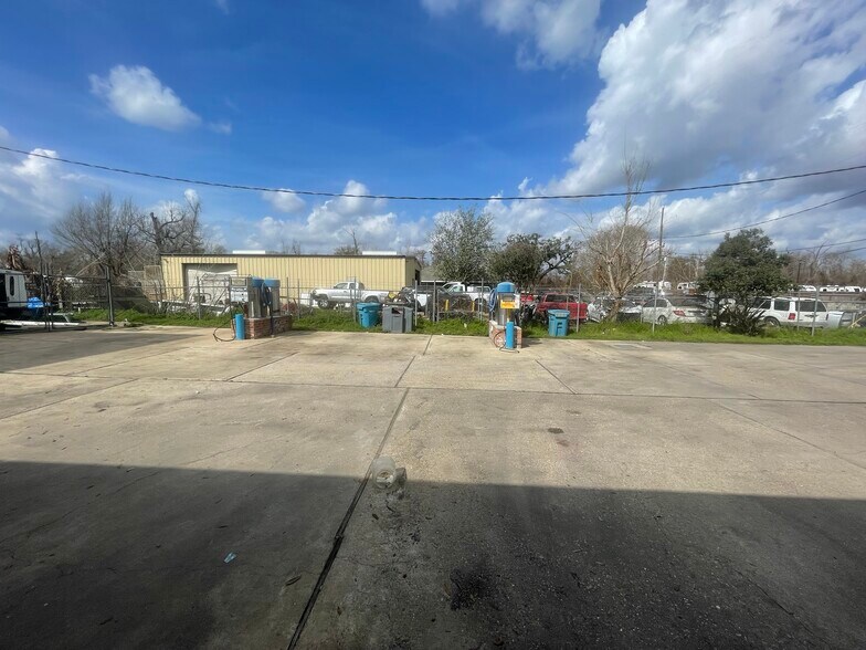 More Photos Of 243 Canal St, Luling Freestanding For Sale