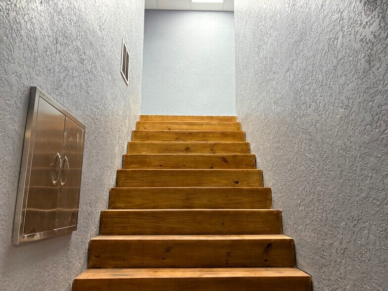 More Photos Of 5270 W Beaver St, Jacksonville Manufacturing For Lease