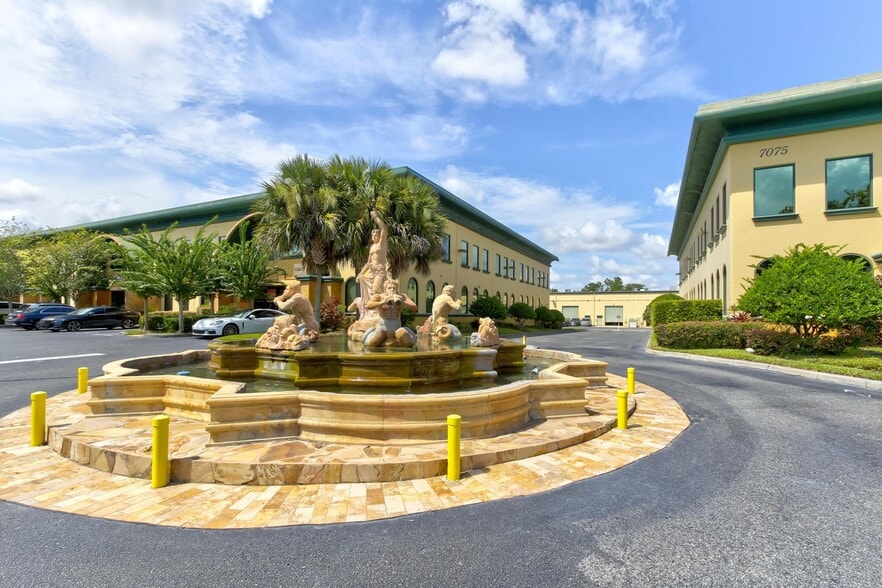 More Photos Of 7075 Kingspointe Pky, Orlando Showroom For Lease