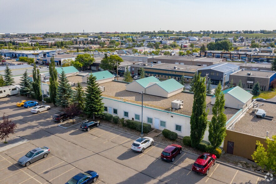 More Photos Of 3907 3A St NE, Calgary Showroom For Lease