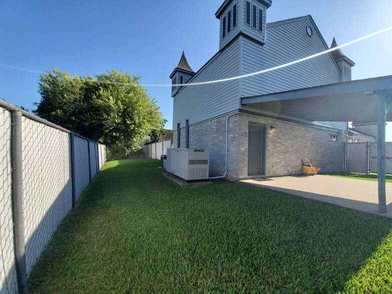 More Photos Of 2409 Maxwell Ln, Deer Park Office For Lease