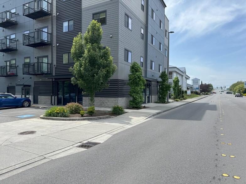 More Photos Of 200 E George Hopper Rd, Burlington Storefront Retail Office For Lease