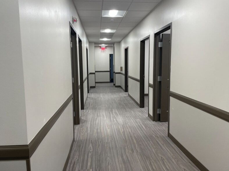 More Photos Of 201 W 5th St, Bonham Medical For Lease