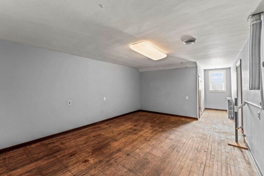 More Photos Of 105 Holbert Stretch, Dilliner Bar For Sale