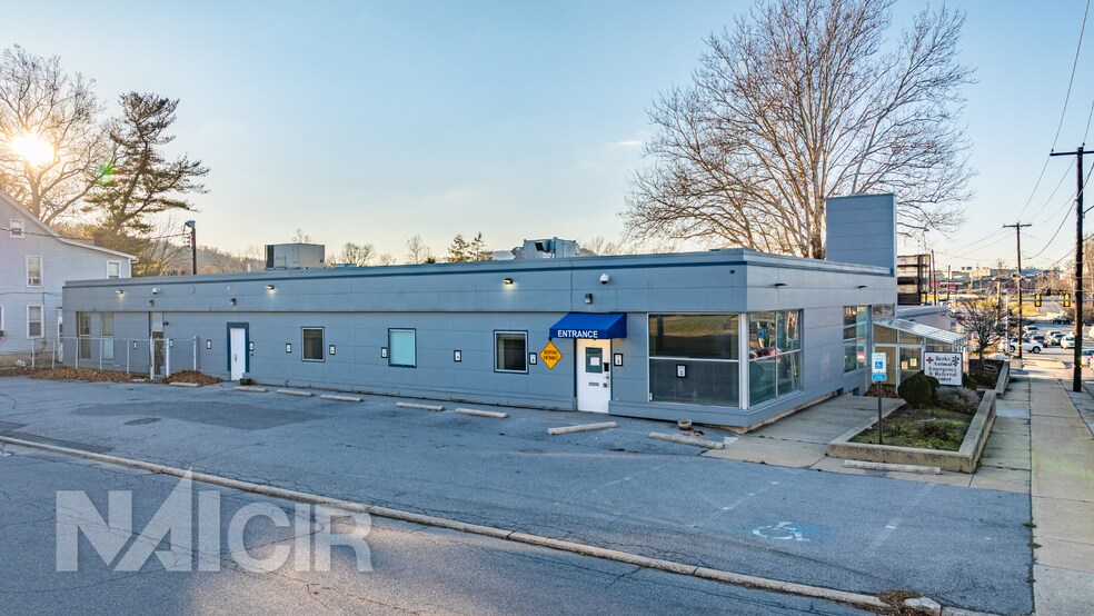 Primary Photo Of 400 W Lancaster Ave, Shillington Veterinarian Kennel For Sale