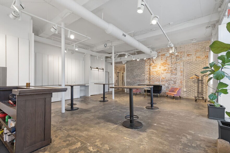 More Photos Of 17 E Brickel St, Columbus General Retail For Sale