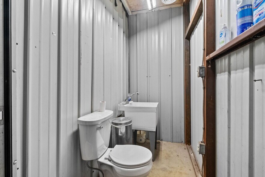 More Photos Of 23044 Honey Creek Rd, Sulphur Springs Distribution For Sale