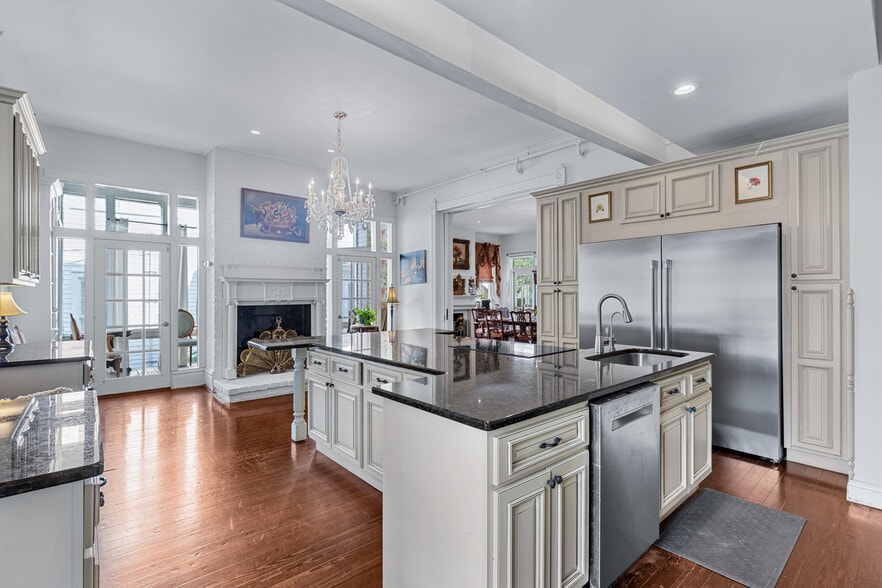 More Photos Of 402 E Gaston St, Savannah Hospitality For Sale