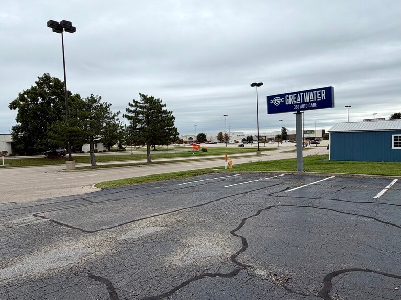 More Photos Of 1969 Pawlisch Dr, Rockford Auto Repair For Sale