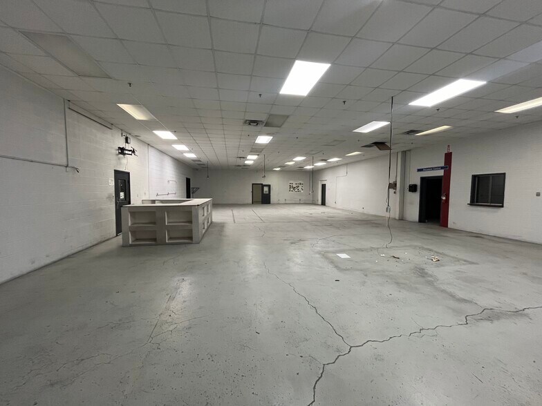 More Photos Of 4200 W Harry St, Wichita Warehouse For Lease