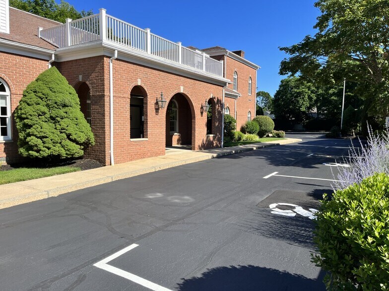 More Photos Of 138 Main St, South Kingstown Medical For Lease