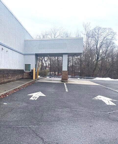 More Photos Of 393 Windsor Hwy, New Windsor Township Freestanding For Lease