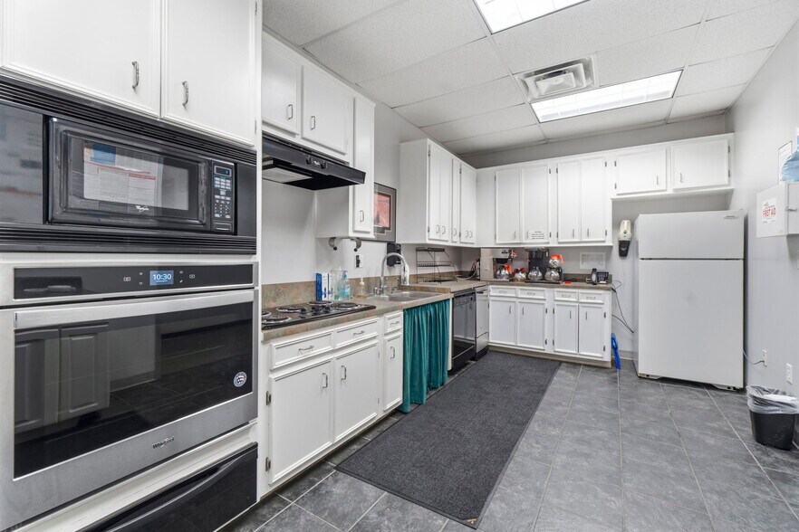 More Photos Of 1030 Regional Park Dr, Houston Office For Sale